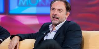 A sztárfodrász két legyet üt egy csapásra, hiszen tűz pusztított zsidró tamás konyhájában. Egykori Csaladi Hazaban Karantenozik Zsidro Tamas