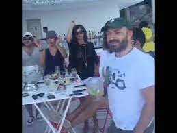 Turizm bakanı mehmet nuri ersoy'un dans ederken ve puro içerken ki görüntüsü ile ilgili yapılan yorumlar dikkatlerden kaçmadı. Bakan Mehmet Nuri Ersoy Un Sok Goruntuleri Youtube