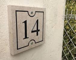 Numero De Rue En Pierre Le Comptoir Des Pierres En 2020 Numero De Rue Pierre De Bourgogne Numero Maison