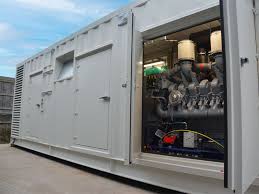 방음형 케이스(Enclosure) 내부에 설치된 대형 산업용 디젤 발전기 세트, 제어 패널과 라디에이터가 보이는 전경