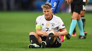 Die franzosen sind bei wann scheidet deutschland bei der em aus? Em 2016 Bastian Schweinsteiger Unterlauft Ein Folgenschwerer Fehler Ein Karrierende Ist Moglich Eurosport