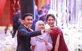 Mula dikenali menerusi watak sebagai ayyad dalam siri komedi ayyad yang ditayangkan di tv3 pada tahun 2008. Wow Here S The Next Kahwin Kakak Dah Selesai Doa Netizen Pula Buat Ezzrin Loy Yang Kini Sakan Bercinta Dengan Model Media Hiburan