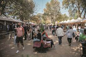 Artistas numa das muitas performances deste ano. Feira Do Livro Do Porto A Arte De Fazer Pelos Livros O Que Foi Feito Pelas Tripas