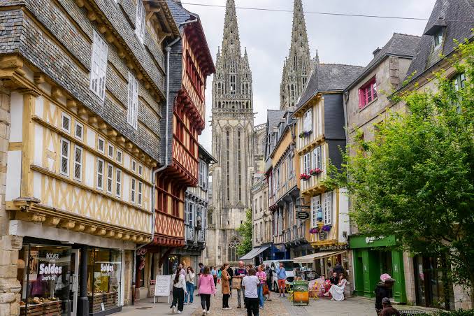 Rue pavée du centre historique de Quimper bordée de maisons à colombages