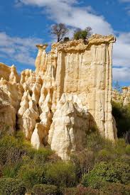 Informations sur l'ensemble des activités, hébergements, loisirs culturels et domaines skiables pyrénéens. Pyrenees Orientales Que Voir Dans Les Environs De Perpignan Pyrenees Orientales Perpignan Paysage France