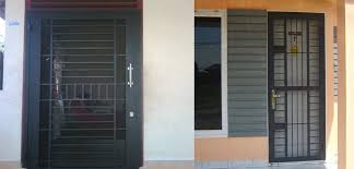 Karena tidak hanya pintu, jendela juga memiliki desain jendela pertama yang bisa kamu aplikasikan pada rumah kamu adalah modern minimalis casement window yang dibuat lebar hampir memenuhi satu sisi dinding. 20 Desain Pintu Rumah Minimalis Modern 2018