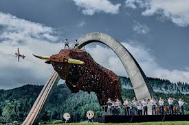 Een grote stier met een halve ring eromheen. Drum The Bull Martin Grubingers F1 Meisterwerk