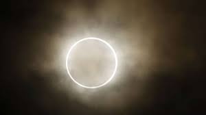 This total eclipse will be visible from chile and argentina in the afternoon, and skywatchers can witness up to 2 minutes and 10 seconds of daytime darkness as the moon blocks the sun. Eclipse Solar 2020 Fecha Hora Y Donde Se Podra Ver Mejor El Ultimo Fenomeno Astronomico Del Ano
