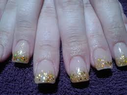 Las prótesis de acrílico son una forma eficiente para alargar y proteger sus uñas. Manicura Acrilica Con Purpurina Dorada Para Fiesta Miriam Dream Nails