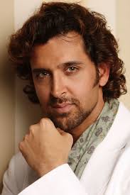 After having appeared in films as a child actor in the 1980s, roshan made his film debut in a leading role in kaho naa. More Pics Of Hrithik Roshan Medium Wavy Cut 13 Of 18 Shoulder Length Hairstyles Lookbook Stylebistro