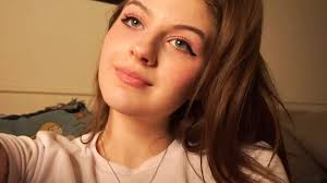 Mädchen lutscht und fickt dann mit einem Typen