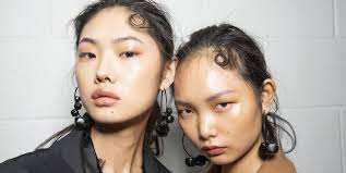 2.fine sugar with almond oil can be used as a face scrub to exfoliate or remove dead skin from your face, giving it a fresh look. Coconut Oil Benefits And Uses How To Use Coconut Oil For Skin And Hair