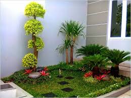Tanamannya pun juga tak banyak, sebuah pohon agak tinggiberada di tengah dan beberapa tanaman semak di kanan kirinya. 20 Desain Taman Rumah Modern Yang Indah Desain Taman Kecil Ide Taman Depan Taman Kecil