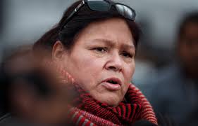 Le monde à l'envers est le titre de plusieurs œuvres : Femmes Autochtones Les Familles Resteront Sans Reponses Croit Viviane Michel Le Devoir