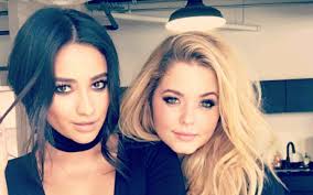 She is known for her role as alison dilaurentis in the freeform series. Criadora De Pretty Little Liars Fala Sobre O Futuro Do Casamento De Emily E Alison E So Queriamos Assistir Isso Febre Teen