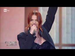 Nessuno si aspetta che l'attrice sia sul palco di canzone segreta, lo show di rai uno condotto da serena rossi, Descargar Chiara Canta 9 To 5 Per Mika Canzone Segreta
