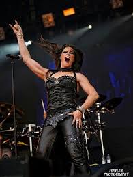 The Super Tall And Super Talented Metal Vocalist Floor Jansen Lead Singer Of Metal Bands Nightwish And Revamp Fotografia Musica Bandas