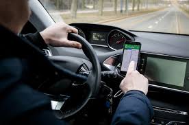 Nederlanders massaal op hun telefoon in het verkeer! Zijn niet van plan daarmee te stoppen