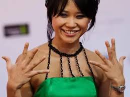 can you Remove the 4 fingers from the back of your phone and see magic* e  dey work o😂😂🏃🏽‍♂️🏃🏽‍♂️