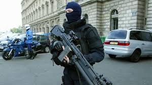 Les images époustouflantes de l'intervention de l'hélicoptère de la gendarmerie lors d'un secours en montagne. National Gendarmerie Intervention Group Boosted In Strength By Tripling Of Number Of Men