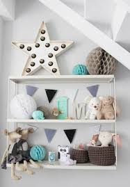 Vêtements chaussures jeux et jouets livres et trésors nombreuses sont les affaires d un enfant qui nécessitent. Comment Decorer Le Mur Avec Une Belle Etagere Murale Deco Chambre Bebe Decoration Chambre Enfant Deco Chambre Enfant