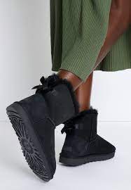 Uggs with bows bow uggs tall uggs bailey bow mid calf boots suede heels ugg shoes ugg australia black boots. Ugg Mini Bailey Bow Stiefelette Black Schwarz Zalando De