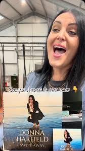 Throw back to vocal warm ups using the Middle 8 from Walk Away 🎶💙 this  was last summer at @bolneyestate Sussex ready to go