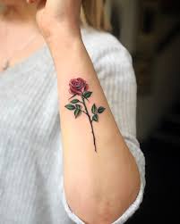 A reasonably sized rose tattoo can also look great on the chest. Rosen Tattoo Rosenranke Bedeutung Ideen Und Vorlagen