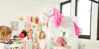 Alle shopbetreiber für bastelzubehör und dekobedarf sollten an bitte beachten sie: Pferde Pinata Zum Pferde Geburtstag Backen De Pinata Basteln Pinata Basteln