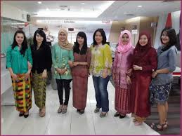 Baju batik untuk kerja guru lebih cocok anda kenakan di banding dengan model pakaian lainnya. Model Baju Batik Untuk Kerja Yang Modis Batik Tulis Indonesia