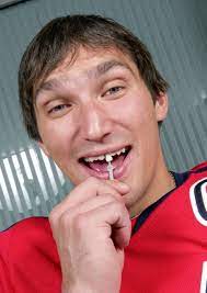 Le livre numérique (en anglais : Alex Ovechkin Teeth Capitals Outsider