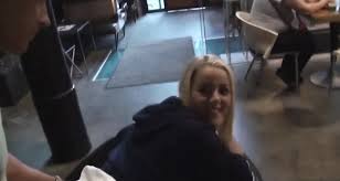 เขาเย็ดเธอต่อหน้าแขกคนอื่นในคาเฟ่