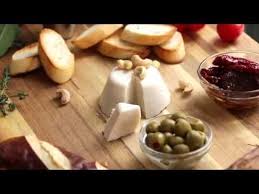 Bouchees Fauxmage A La Noix De Cajou Niveau De Competence Easy Fauxmage A La Noix De Cajou Easy Cheese Recipes Cashew Cheese Vegan Cashew Cheese