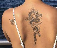 Mettez en valeur votre dos avec ce tatouage temporaire représentant un dragon japonais vous transportant vers la culture asiatique. Tattoos Small Tattoos Foot Tattoos