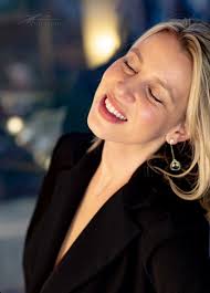 Alicia Kenworthy- Star of TV show "Find My First Love", Writer, Comedian  and Political Advocate — La Vie Aventureuse