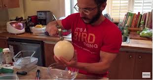 Ukuran telur ayam cukup kecil dengan kisaran berat antara 40 hingga 65 gram. Wow Pria Ini Masak Telur Raksasa Okezone Lifestyle