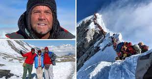Bongkar isi tas carrier wanita penakluk 7 gunung tertinggi di dunia hitam putih 07 06 18. Dua Pendaki Meninggal Dunia Di Puncak Gunung Everest Gara Gara Laluan Sesak Dunia Mstar