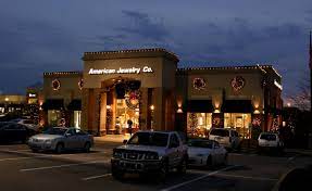 What Better Way To Welcome And Entice Holiday Shoppers And Gift Givers Than With A Dazzling Display Holiday Lights Commercial Property Design Outdoor Lighting