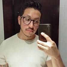 Cada dos centímetros de ti Retrocedo y tiemblo Es el golpe que calienta y  Enfría al mismo tiempo. 〰〰〰〰〰〰〰〰〰〰〰〰〰 ¿Listos para corearla este sábado 24?  ¡Nos vemos en La Ideal, junto a