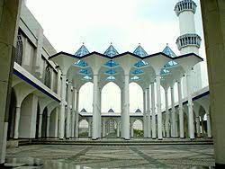 Located in shah alam, the state's capital city, the mosque that was built between 1983 and 1987 is said to be the biggest in southeast asia. Sultan Salahuddin Abdul Aziz Mosque Wikiwand