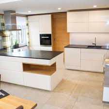 kuche magnolie hochglanz lackiert eiche arbeitsplatte steel grey glasruckwand miele backofen kuche magnolie kuche arbeitsplatte