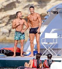 Полное имя — криштиану роналду душ сантош авейру (cristiano ronaldo dos santos aveiro). Cristiano Ronaldo Shows Off His Impossibly Ripped Physique Cristiano Ronaldo Body Cristiano Ronaldo Ronaldo