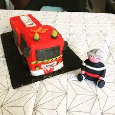 See more of gateaux pate a sucre on facebook. Un Gateau Camion De Pompier Pour Les 3 Ans De Caillou Une Araignee Au Plafond