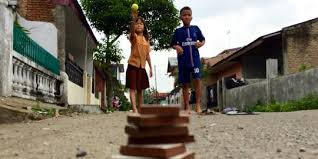 Kami coba permainan masa kecil dulu dan ternyata seru juga. Serunya Pecah Piring Permainan Tradisional Masa Kecil Dari Medan Merdeka Com