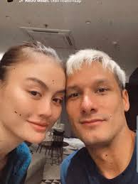 Kemesraan Agnez Mo dan Raphael Maitimo di Toko Swalayan