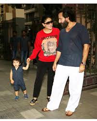 Awww Familyvibes Via Kareenakapoor Saifalikhan And Taimuralikhan Celebs Bollywood Pe Indian Bollywood Actress Bollywood Celebrities Kareena Kapoor Khan