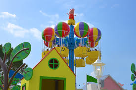 Peppa e george giocano nel parco giochi. La Mongolfiera Di Peppa Pig Gardaland Resort