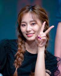 She S So Pretty When She Let Down Her Braids Follow Tzuyu V For More Twice Posts Twi Peinados Cabello Corto Deportes Femeninos Peinados