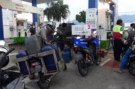 Kemampuan menjual eceran hanya sebaik orang yang menggunakannya. Penjual Bensin Eceran Ikutan Antri Pertalite Harga Premium Berpotensi Timbulkan Hal Ini Begini Komentar Kpbb Gridoto Com