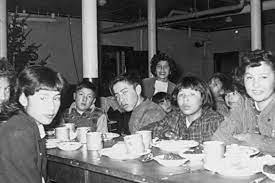 Es handelte sich um internatartige schulen, die ausschließlich von kindern der kanadischen ureinwohner, also der first nations, der inuit und der métis, besucht wurden. We Were Always Hungry U Of T Research Links Severe Hunger At Residential Schools To Today S Health Of Indigenous Peoples